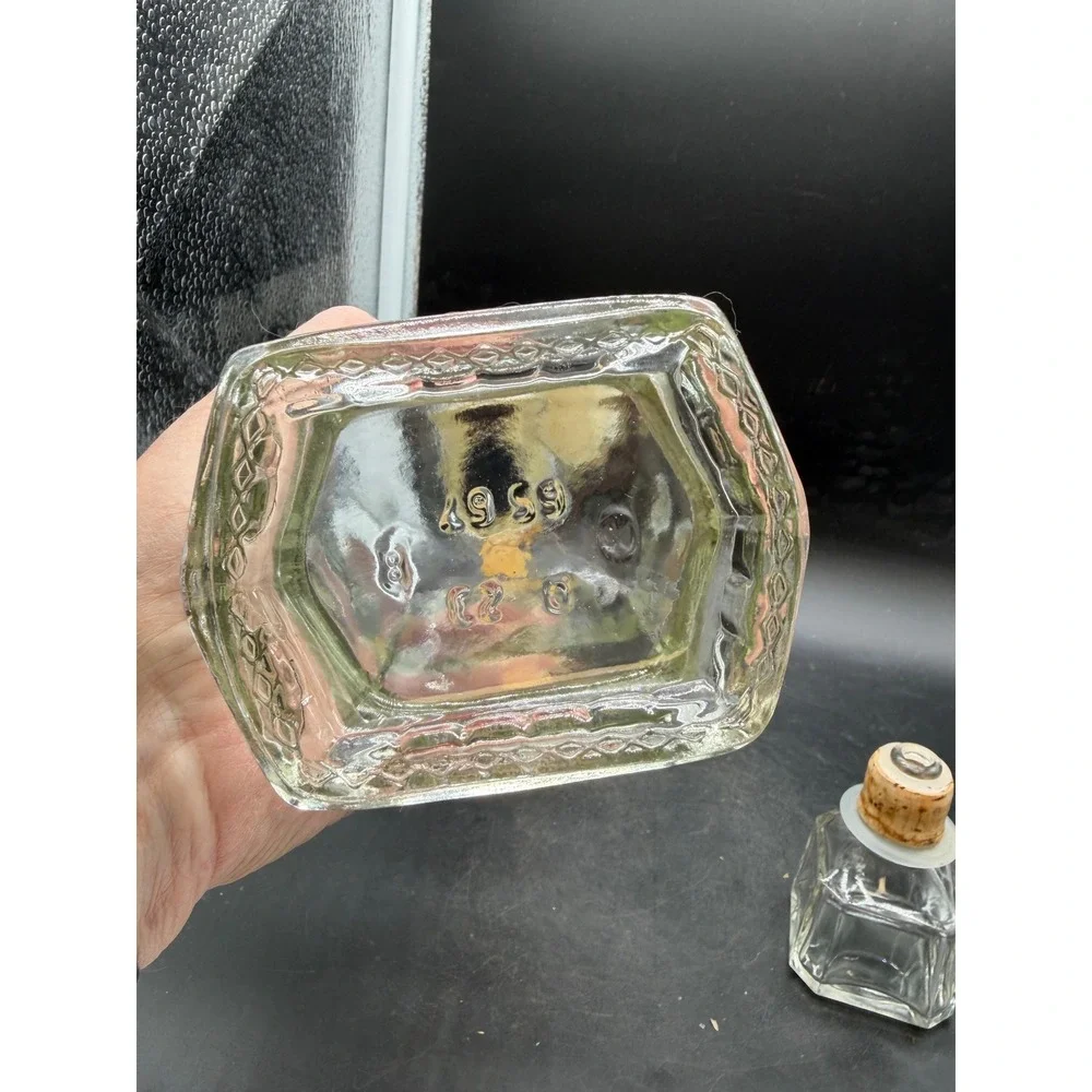 Vintage Walker's DeLuxe Bourbon Whiskey Glass Decanter Bottle 8 Year Aged Empty